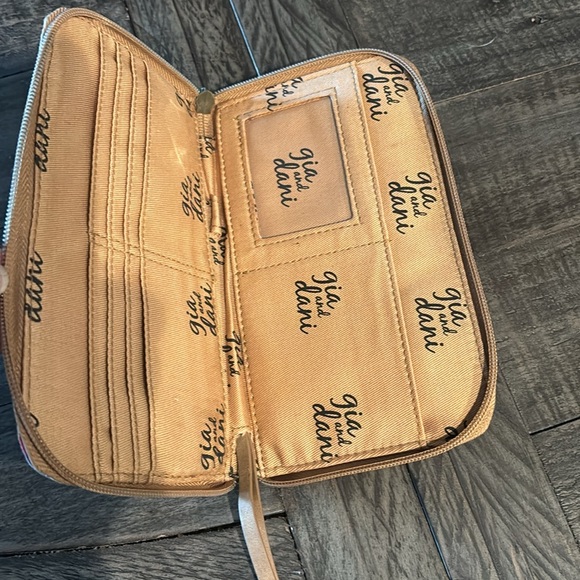 GIA & DANI WRISTLET WALLET. GREAT CONDITION. BUNDLE2SAVE - Picture 3 of 7